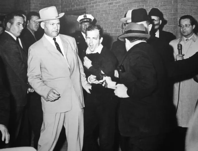 Jack Ruby lelövi Oswaldot – Fotó: Wikipedia