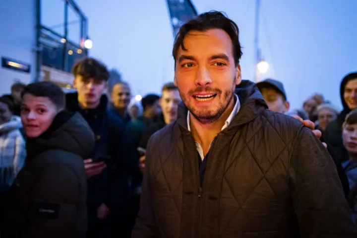 Sörösüveggel vertek fejbe egy holland jobboldali politikust