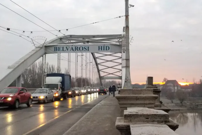  A Belvárosi híd teljes felújítása sem valósult meg, az új híd építését pedig kizárták a programból – Fotó: Móra Ferenc Sándor / Telex