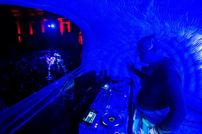 Palotai Zsolt underground DJ a Spartyn, a Budapest essentials fesztiválon a fővárosi Széchenyi fürdőben 2016. június 5-én – Fotó: Balogh Zoltán / MTI