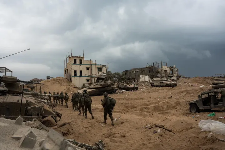 Izraeli katonák Gázában a Hamász palesztin iszlamista csoport ellen folyó szárazföldi hadművelet közben – Fotó: Israel Defense Forces / Reuters