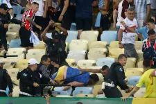 Komoly balhé volt a brazil–argentinon, az argentin kapus nekiugrott a rendőröknek