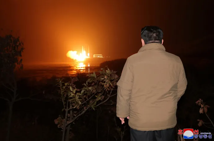 Az észak-koreai állami média által közzétett fotókon Kim Dzsongun figyeli a rakéta kilövését 2023. november 21-én – Fotó: KCNA / Reuters