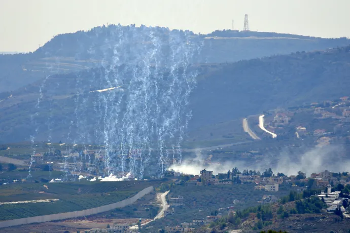 Füst gomolyog az izraeli határ mentén fekvő Kfar Klialibanoni város fölött egy november 22-i izraeli légicsapás után – Fotó: IDF via AFP