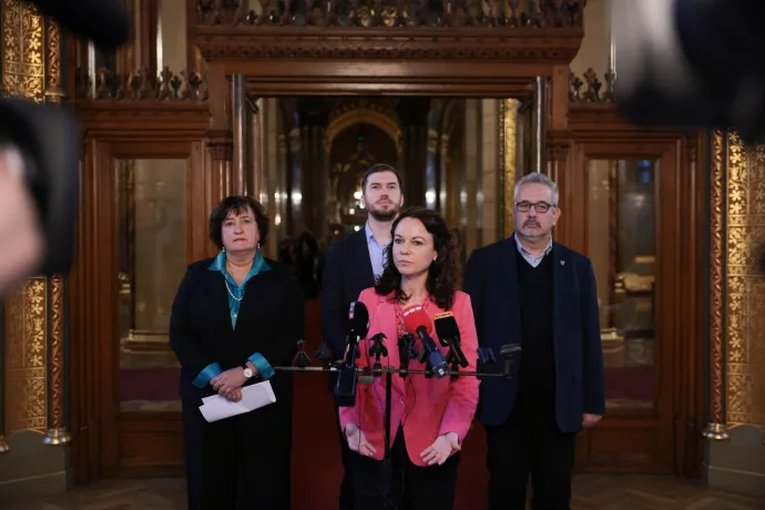 Szabó Tímea, Gurmai Zita, Gelencsér Ferenc és Arató Gergely a sajtótájékoztatón – Fotó: Hevesi-Szabó Lujza / Telex