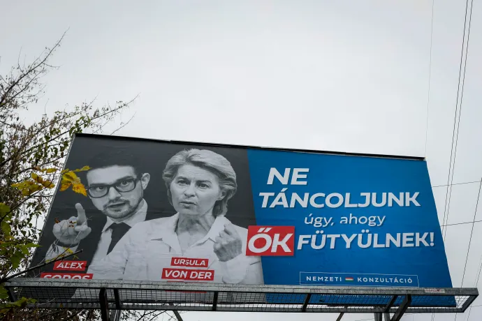 Az eredeti plakát Alex Soros kezével, valamint az átragasztott változat – Fotó: Huszti István / Telex
