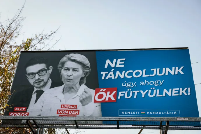 Az eredeti plakát Alex Soros kezével, valamint az átragasztott változat – Fotó: Huszti István / Telex
