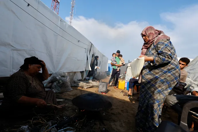 Délre menekült palesztinok menedéke a Gázai övezet déli részén fekvő Hán Júniszban – Fotó: Mohammed Salem / Reuters