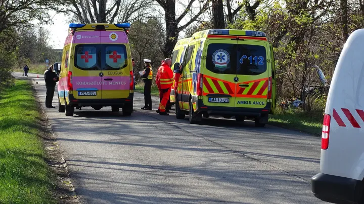 Mentőautók a Kecskemét és az M5-ös autópálya között húzódó Korhánközi úton, ahol meghalt egy gépkocsi sofőrje, aki járművével fának ütközött 2023. november 22-én – Fotó: Donka Ferenc / MTI