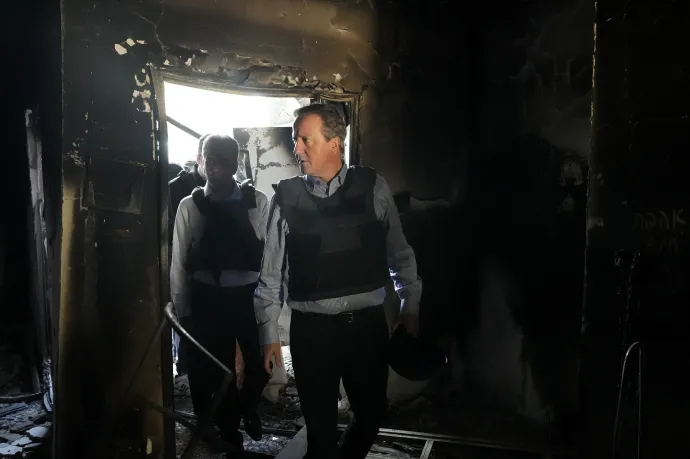 Daveid Cameron megtekint egy házat, ami az októberi támadás idején égett ki az izraeli Be'eri kibucban – Fotó: Christopher Furlong / Getty Images