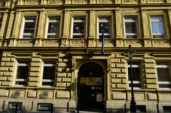 Kiugrott egy diák a budapesti Veres Pálné Gimnázium harmadik emeletéről