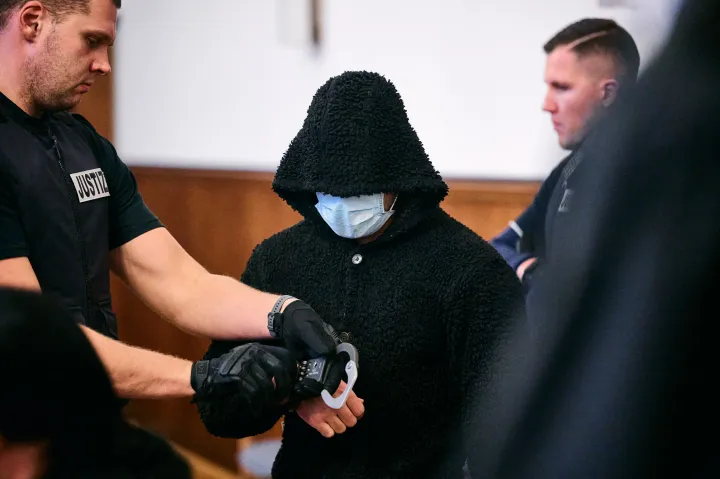 A terrorizmussal vádolt iráni férfi a dortumundi kerületi bíróságon 2023. november 23-án – Fotó: Bernd Thissen / dpa Picture-Alliance via AFP