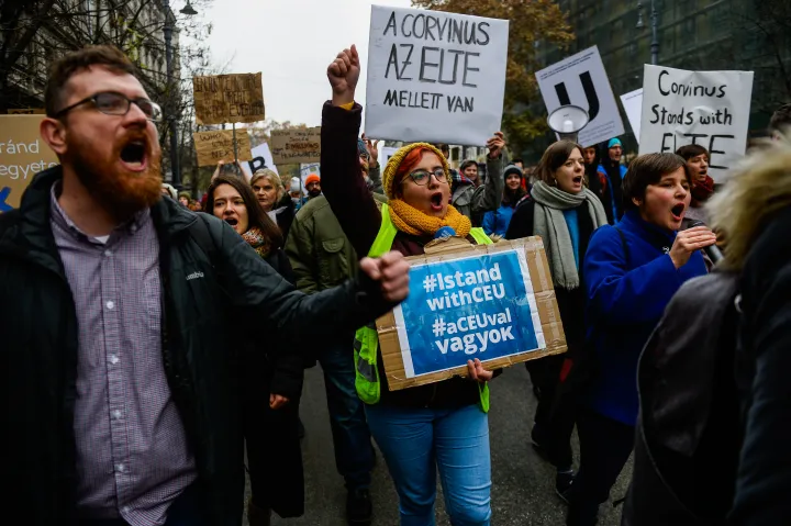 Tüntetés a CEU-t ellehetetlenítő törvény ellen 2018. november 24-én – Fotó: Omar Marques / Getty Images