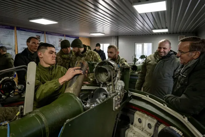 Rusztem Umerov ukrán védelmi miniszter és Boris Pistorius német védelmi miniszter egy katonai kiképzőközpontot látogat meg Ukrajnában, 2023. november 21-én – Fotó: Ukrainian Defence Ministry / Reuters