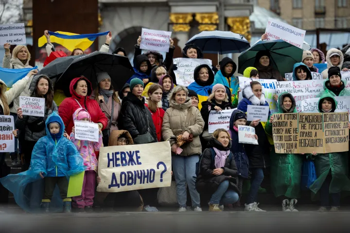 Ukrán katonák hozzátartozói egy tüntetésen az aktív katonai szolgálat időtartamát és a fronton való váltás gyakoriságát szabályozó jogszabályokért Kijevben, 2023. november 12-én – Fotó: Thomas Peter / Reuters
