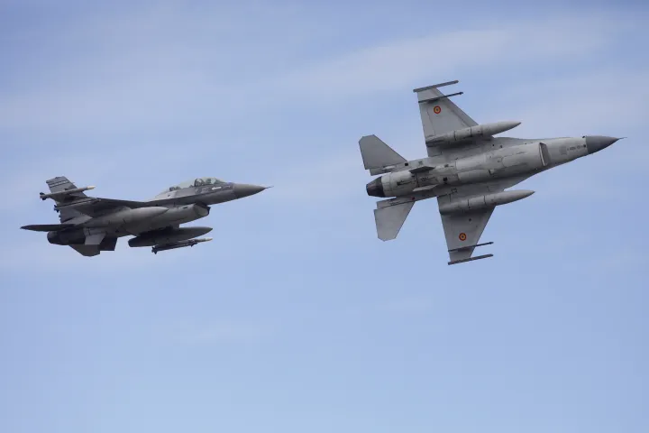 A Román Légierő két F-16-os repülőgépe a romániai Fetestiben, 2023. november 13-án. Románia regionális kiképzőközpontot indít a NATO-szövetségesek és Ukrajna számára elérhető F-16-os vadászrepülőgépek pilótáinak kiképzésére – Fotó: Inquam Photos / Reuters
