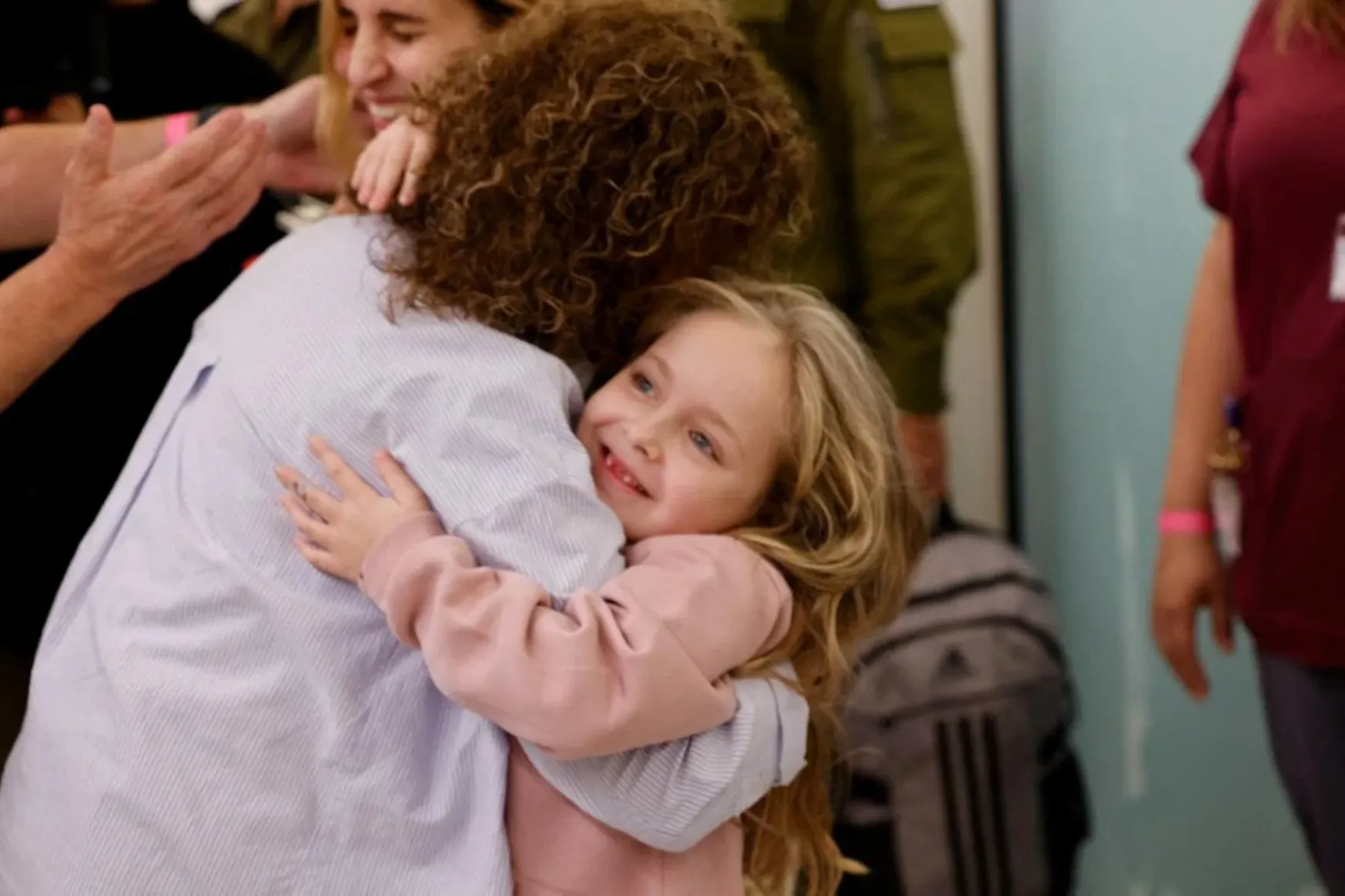 Egy magyar–izraeli lány és édesanyja is kiszabadult, újabb túszokat engedett el a Hamász szombat este