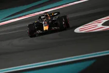 Verstappené a szezon utolsó F1-időmérője, őrült csata lesz a csapatok vb-ezüstjéért