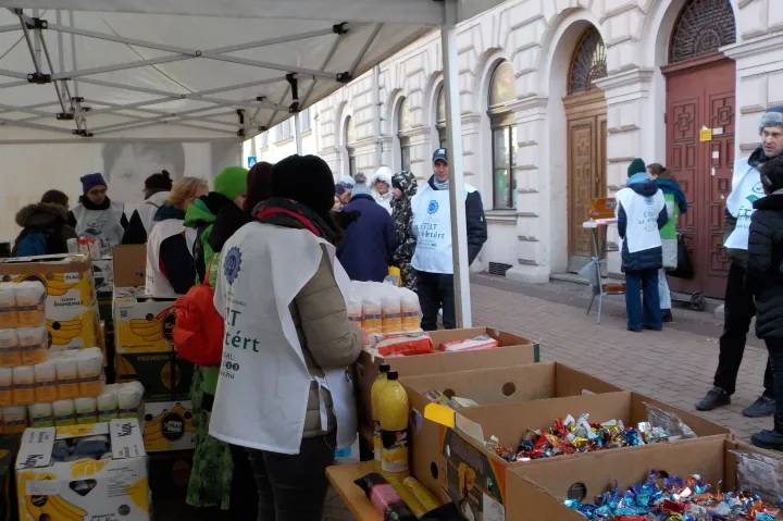 Százak álltak sorba Szegeden a krisnások sátránál ételért