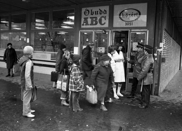 Az Óbuda ABC a Gyenes és a Zápor utca sarkán 1979-ben. Fotó: Fortepan/Magyar Rendőr