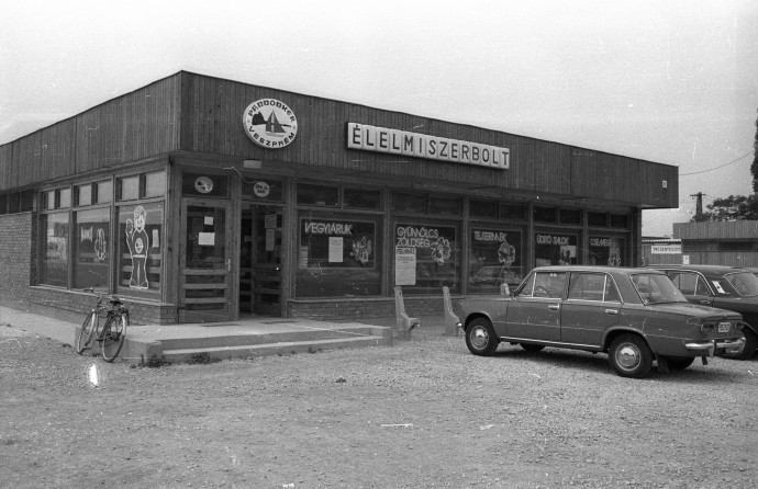 A balatonfűzfői Pannonker ABC a Fövenyfürdő strand előtt 1981-ben. Fotó: Fortepan/Bauer Sándor