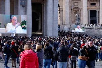 Influenzája miatt nem a Szent Péter téren mondja el vasárnapi imáját és üzenetét Ferenc pápa