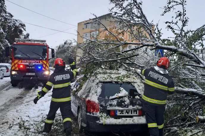 Több mint 400 hóban elakadt autóhoz szállt ki a katasztrófavédelem Délkelet-Romániában