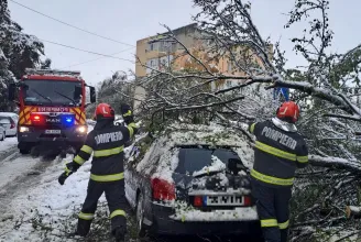 Több mint 400 hóban elakadt autóhoz szállt ki a katasztrófavédelem Délkelet-Romániában