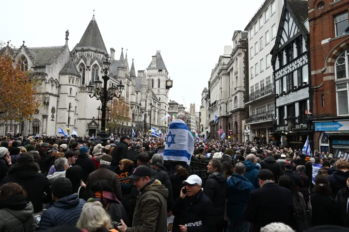 Tüntetésre gyülekezik a tömeg Londonban 2023. november 26-án – Fotó: Rasid Necati Aslim / Anadolu / AFP