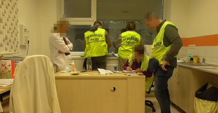 Nyomozók a nyíregyházi kórházban – Fotó: Police.hu