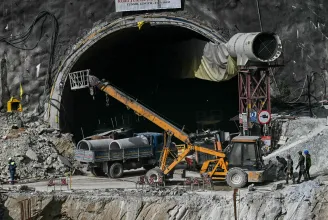 Veszélyes műveletbe kezdtek, hogy kihozzák a két hete egy beomlott alagút fogságában lévő 41 indiai munkást