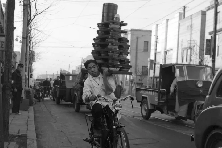 A tokiói bringás futárok egykor bámulatos ételtornyokat egyensúlyozva rótták az utcákat