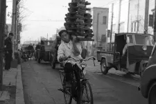 A tokiói bringás futárok egykor bámulatos ételtornyokat egyensúlyozva rótták az utcákat