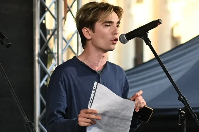 Nyolcvanezer forintra bírságolta a rendőrség a diákot, aki a Néprajzi Múzeumban tiltakozott egy kép elkordonozása ellen