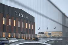 A Tesla beperli a svéd államot