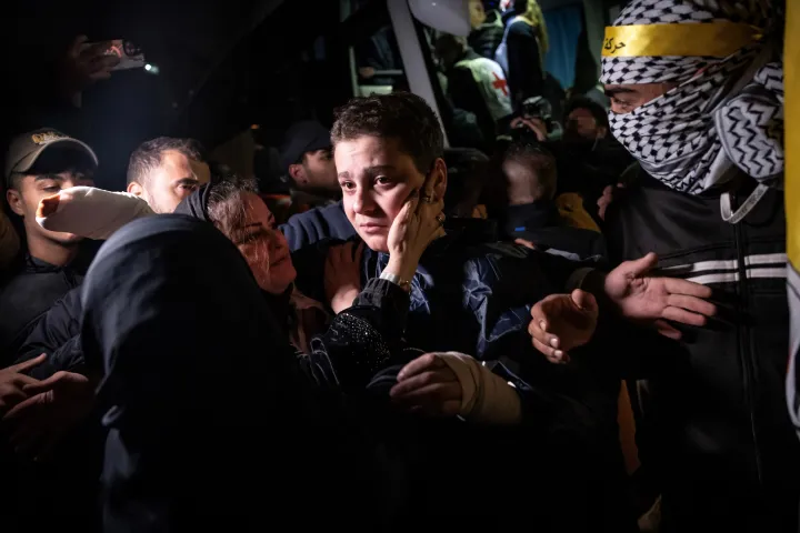 Családja köszönti a fogolycsere alkalmával kiszabadult palesztin fiatalt Ciszjordániában – Fotó: Fadel Senna / AFP