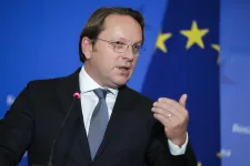 Hülyéző megjegyzése miatt is vizsgálná az Európai Parlament a magyar uniós biztos magatartását