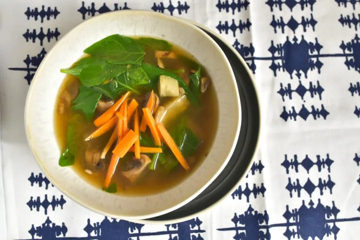 Miso leves zöldségekkel és sok gyömbérrel – Fotó: Ács Bori / Telex
