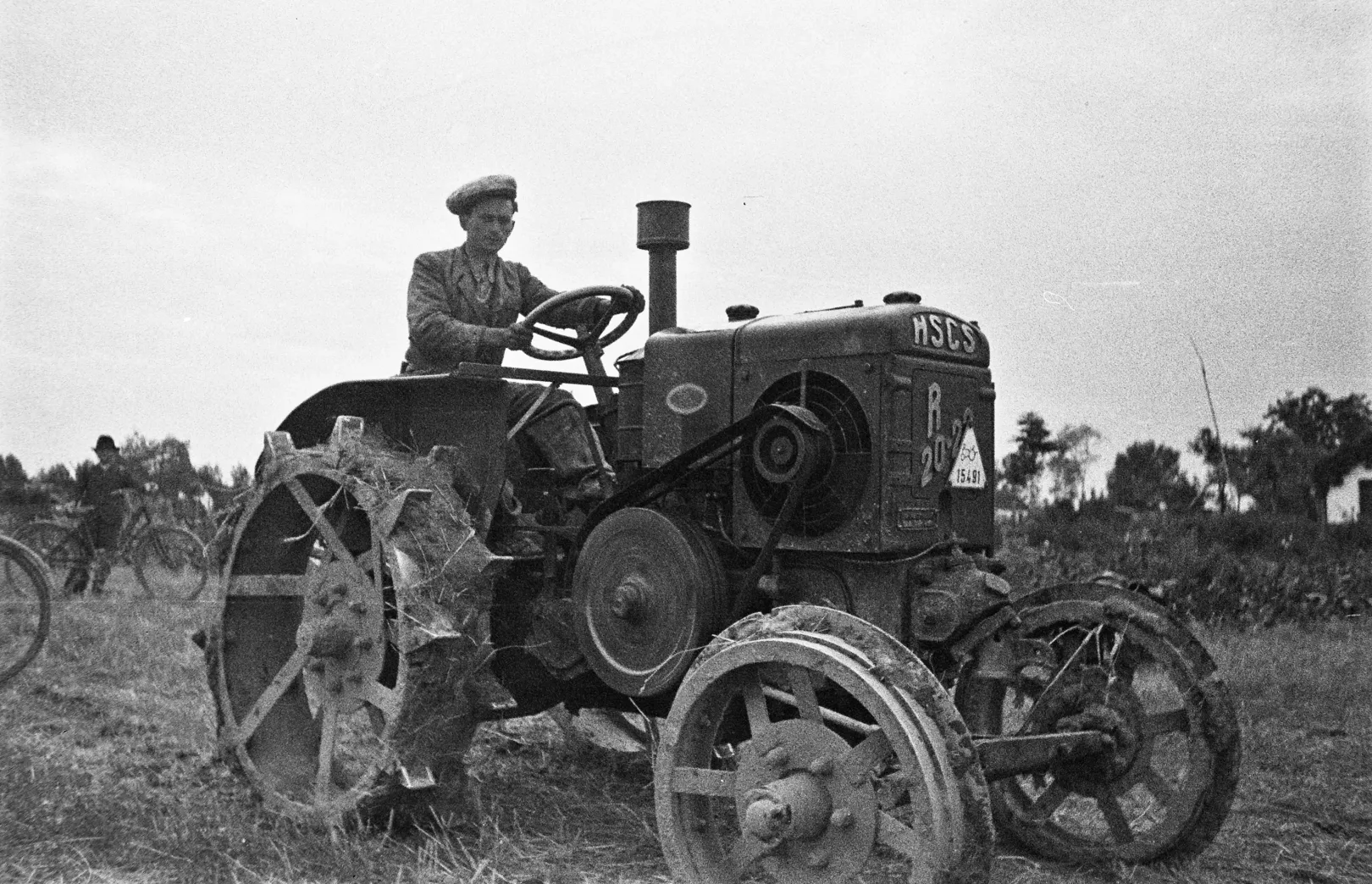 Egy HSCS 20-22 típusú kétütemű izzófejes traktor Szabadszálláson 1949-ben, amelyet a Hofherr-Schrantz-Clayton-Shuttleworth Gépgyári Művek Rt. gyártott. #33577 – Fotó: Fortepan / Kovács Márton Ernő