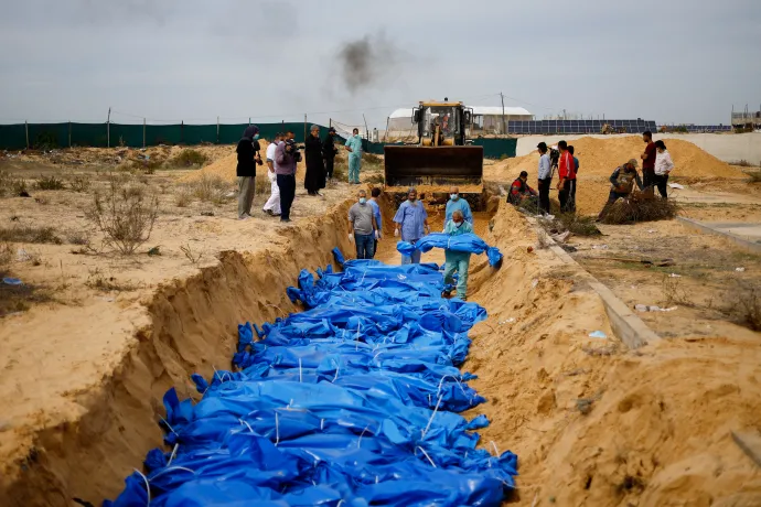 Tömegsírba temetik az al-Sifa kórházból elszállított holttesteket Hán Júniszban – Fotó: Mohammed Salem / Reuters