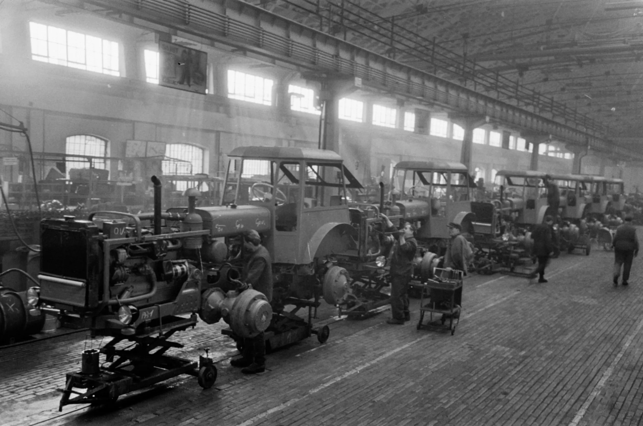 Dutra UE-28 típusú traktorok szerelősora a Vörös Csillag Traktorgyár üzemcsarnokában 1966-ban. #179175 – Fotó: Fortepan / Bojár Sándor