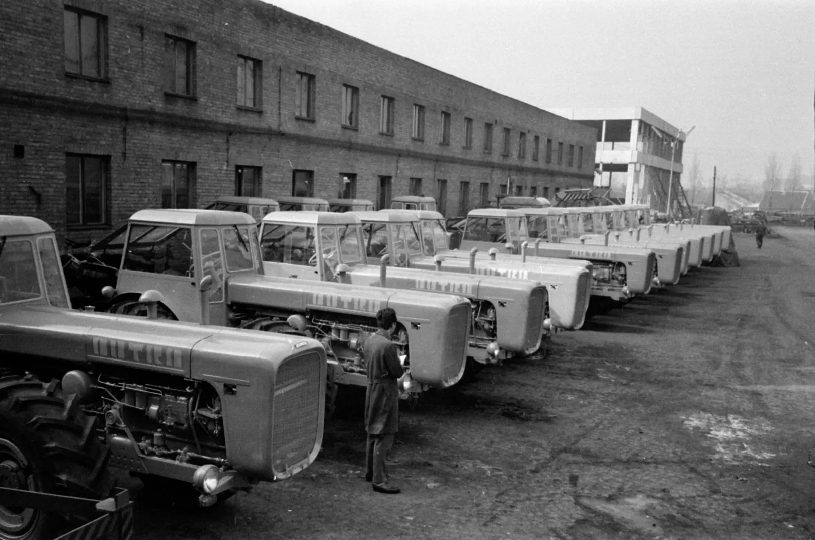 Dutra D4K-B típusú traktorok a Vörös Csillag Traktorgyár udvarán 1966-ban. #179173 – Fotó: Fortepan / Bojár Sándor