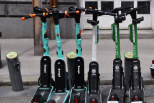 Az alacsony büntetések nem akadályozzák meg, hogy szétdobálják az e-rollereket