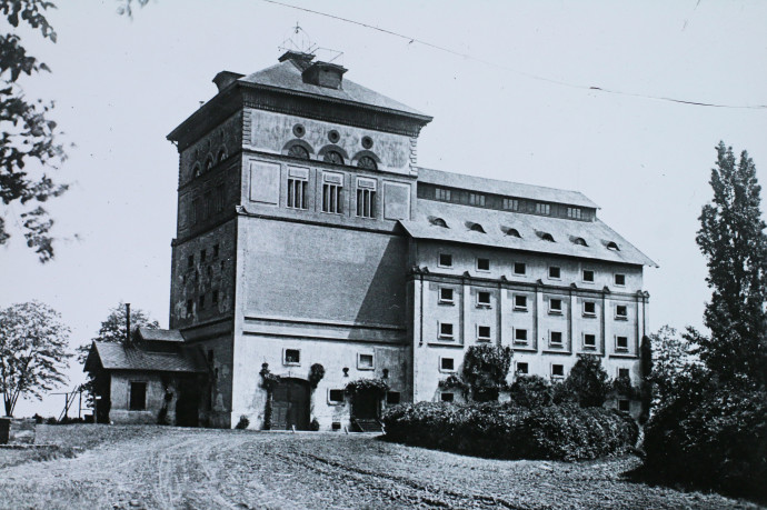 Elevátor-magtár az 57-es majornál. Az eklektikus stílusú magtár világszabadalomként épült 1888-ban. Gépi szállítóemelő-rostáló berendezésekkel volt felszerelve. Forrás: Fortepan / Magyar Földrajzi Múzeum / Diagyűjtemény