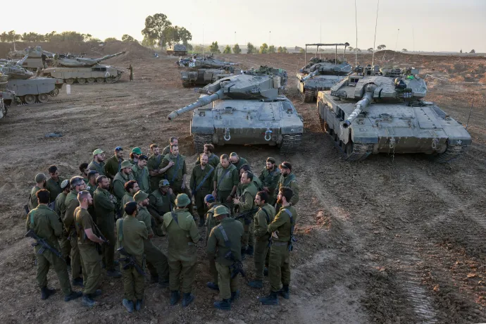 Eligazításon a Gázai övezet déli határán állomásozó izraeli katonák 2023. november 29-én – Fotó: Menahem Kahana / AFP