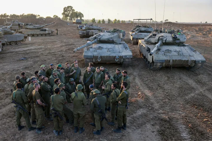 A gázai határnál eligazításon részt vevő izraeli harckocsizók 2023. november 29-én Fotó: Menahem Kahana / AFP 