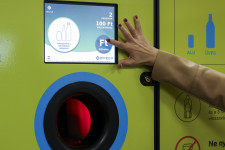 Benne vannak a vevők a palackvisszaváltásban, de sokan készpénzt szeretnének kapni érte