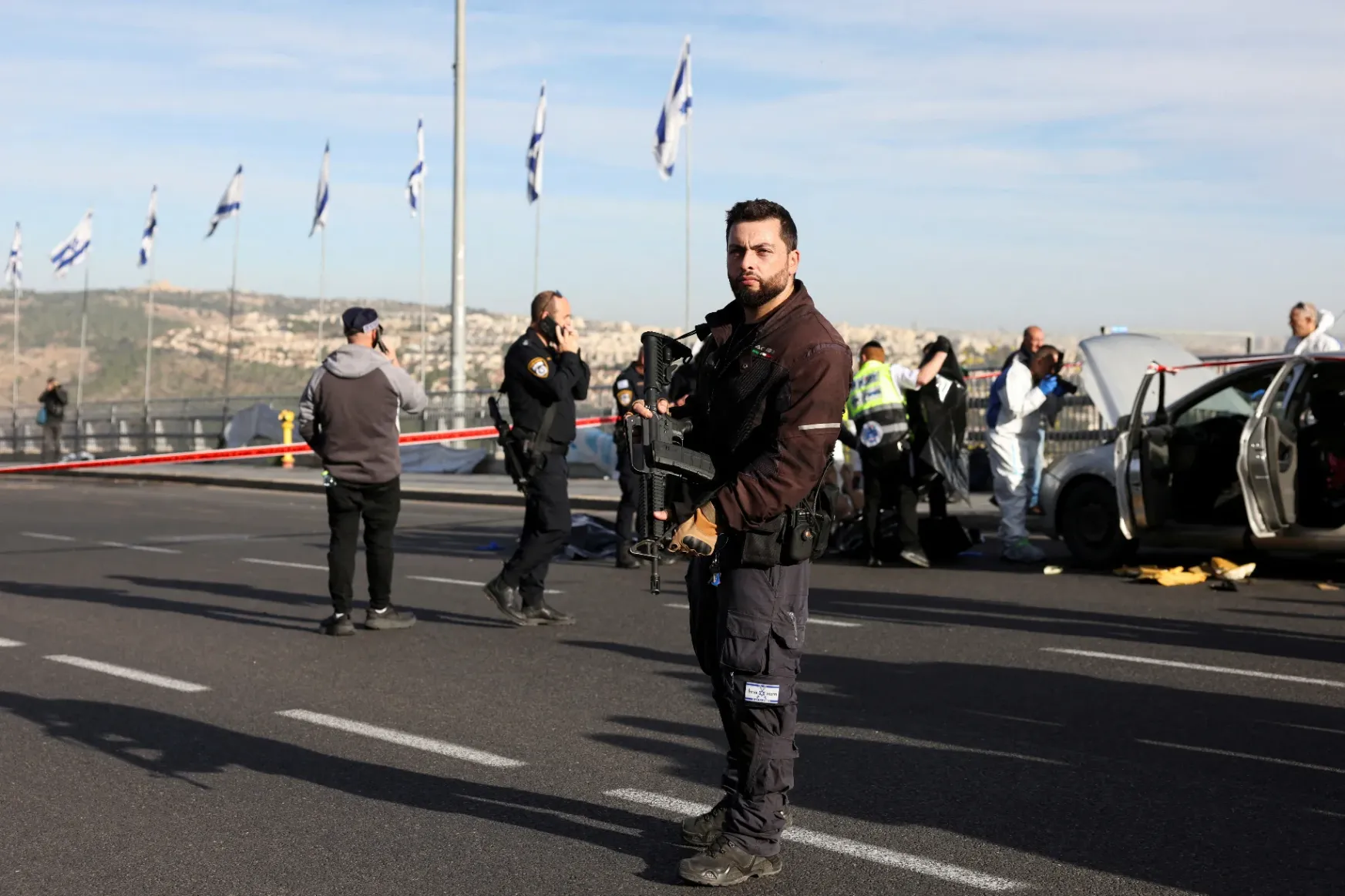 Buszmegállóban várakozó civilekre lőttek merénylők Jeruzsálemben, hárman meghaltak