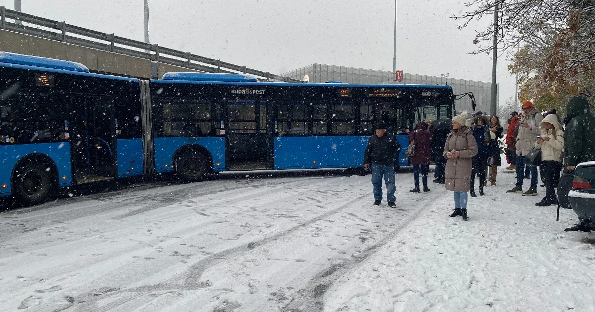 Megbénította Budapest közlekedését a havazás, a 8-as busz keresztbe állt a BAH-csomóponton