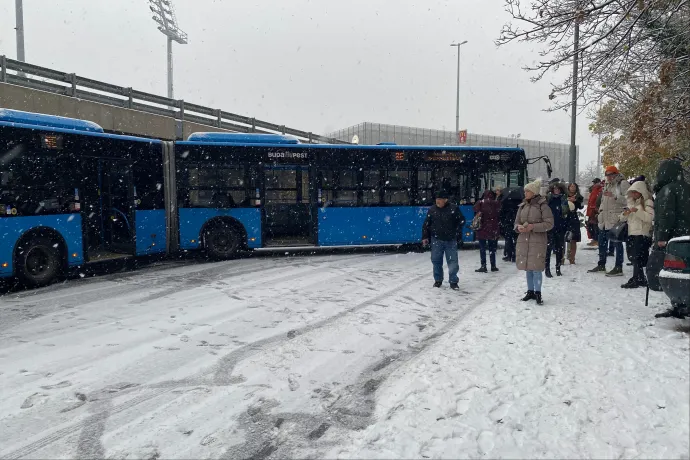 Megbénította Budapest közlekedését a havazás, a 8-as busz keresztbe állt a BAH-csomóponton